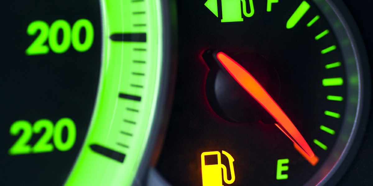 ¿Qué deben hacer los conductores si se quedan sin gasolina en la carretera?
